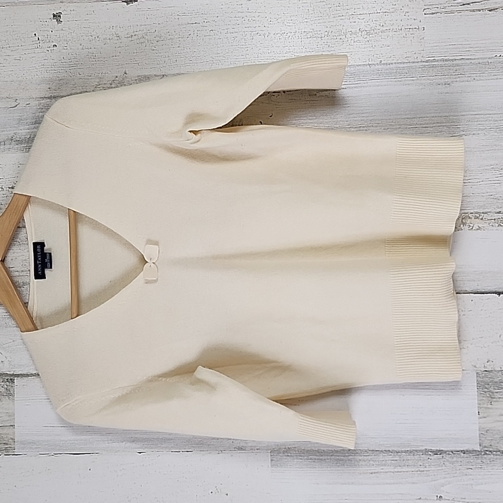 Ann Taylor 100% cashmere cream vneck sweater with bow Size Medium FLAWS